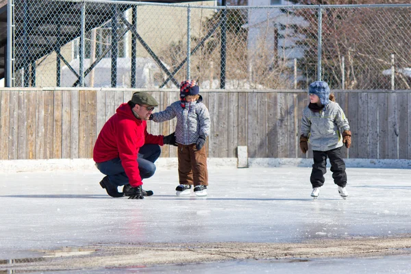 Aile buz pateni pistinde eğleniyor. — Stok fotoğraf
