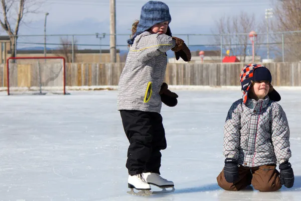 Kinder auf der Eisbahn — Stockfoto