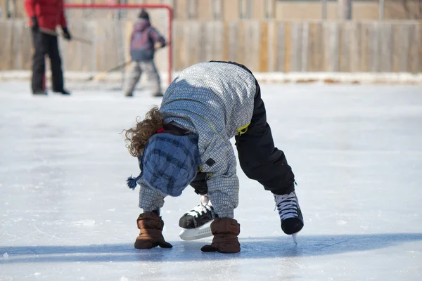 얼음 스케이트장에서 어린이 — 스톡 사진