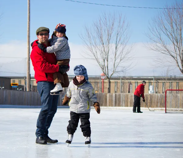Glückliche Familie auf der Eisbahn — Stockfoto