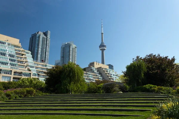 Башня CN, видимая из Музыкального сада . — стоковое фото
