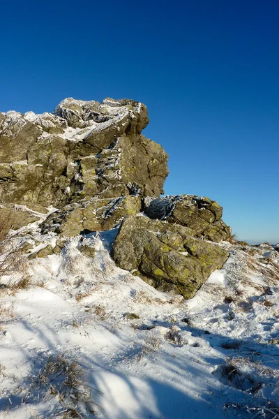 Detail eines Felsens, der eisigen Winden ausgesetzt ist — Stockfoto