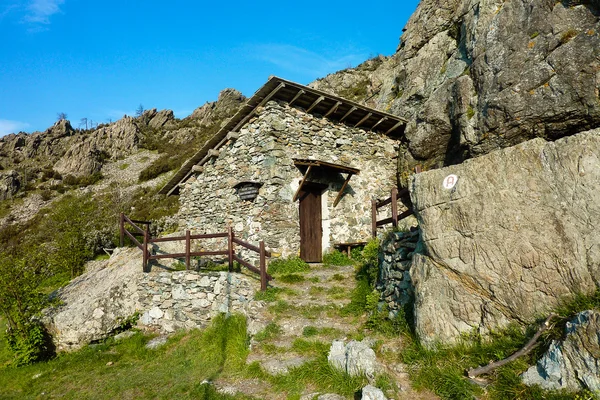 Shelter built next to a rock, in the Riviera — Stock Photo, Image