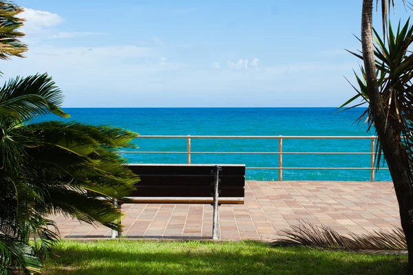 Rilssante lavička u Ligurského moře — Stock fotografie