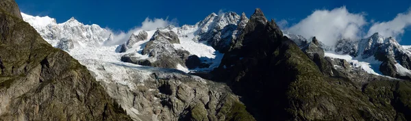 白雪覆盖的勃朗峰断层块巨大全景 — 图库照片