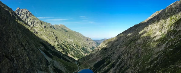 Şafakta bir dağ gölü manzarası