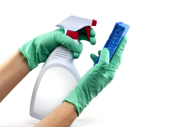 Gehandschoende handen met spons en schoonmaak spray — Stockfoto
