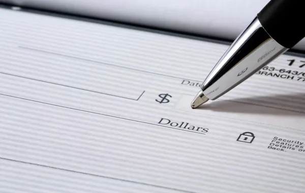 Escribir un cheque — Foto de Stock