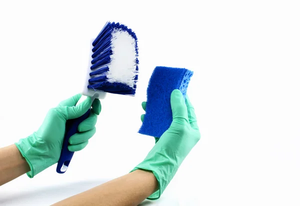 Händer med scrub pensel och svamp — Stockfoto