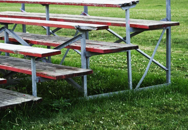 红色木制长椅 — 图库照片