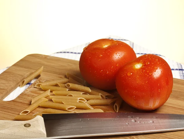 番茄意大利面和刀 — 图库照片