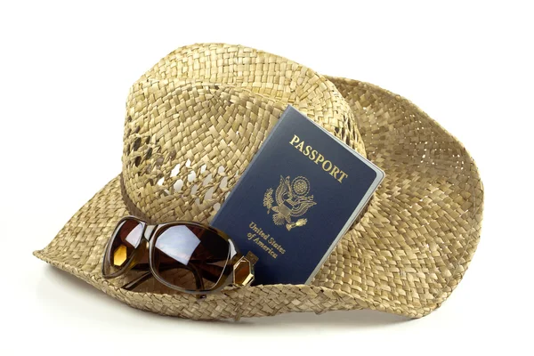 Chapéu de palha com óculos e passaporte — Fotografia de Stock