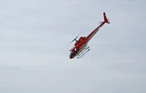 Helikopter im Sturzflug — Foto Stock