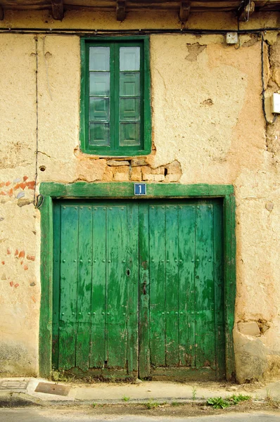 Porta verde velha e janela — Fotografia de Stock