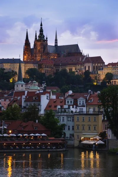 Собор Святого Вита в сумерках (Прага) ) — стоковое фото