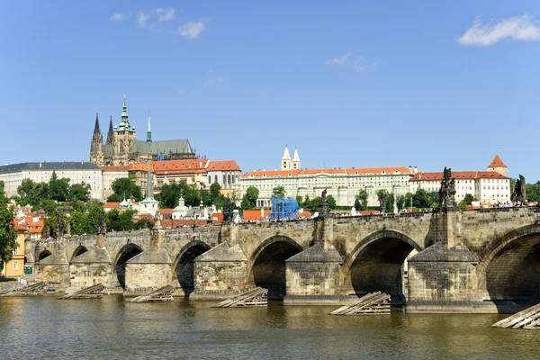 Puente de Carlos y catedral de San Vito, Prage — Foto de Stock