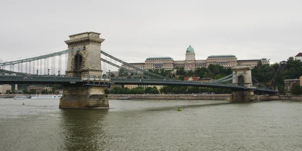 Řetězový most a Budínský hrad v Budapešti — Stock fotografie