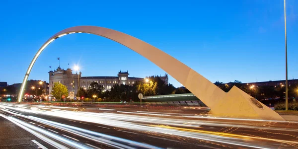 Las Ventas γέφυρα και την αρένα ταυρομαχιών (Μαδρίτη) κατά το σούρουπο — Φωτογραφία Αρχείου