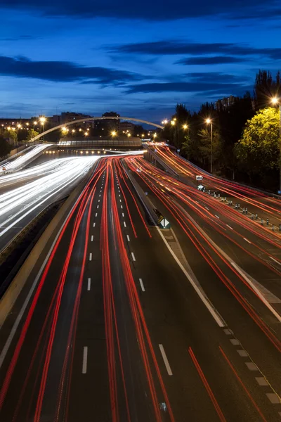 Snelweg nacht trail verkeerslichten in madrid Stockfoto