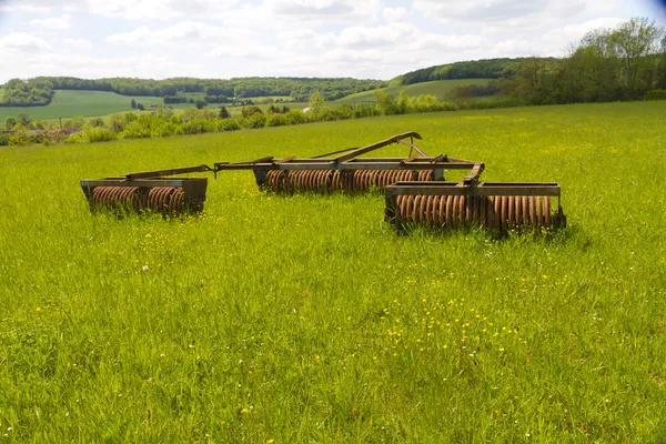 Máquinas antigas nos campos — Fotografia de Stock