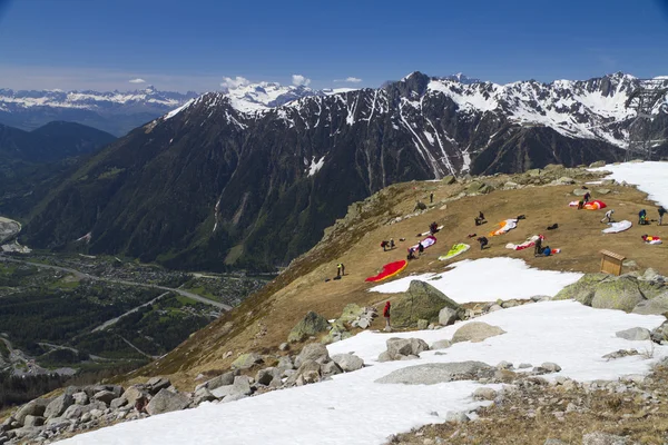 Paragliders は谷のための準備 — ストック写真