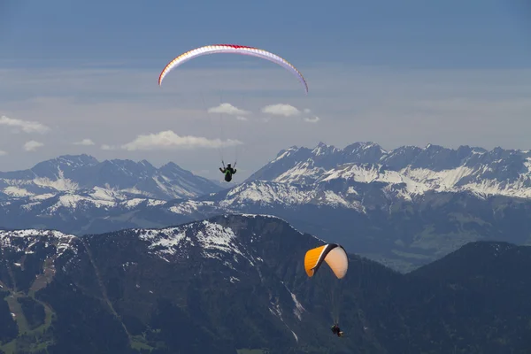 Paragliders över bergen (röd och orange) — Stockfoto