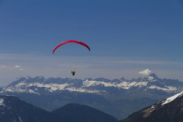 Paraglider över bergen (röd) — Stockfoto