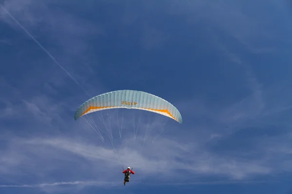 Paraglider in de hemel (blauw) — Stockfoto