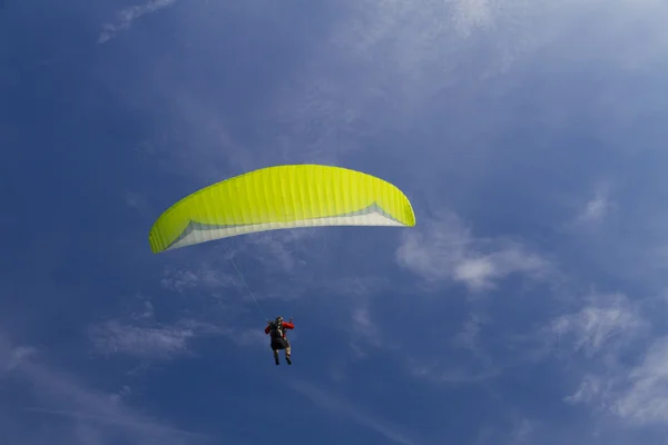 Paraglider i himlen (gul) — Stockfoto