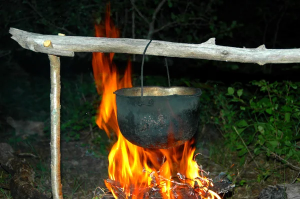 Metalen pot onder een vuur Stockfoto