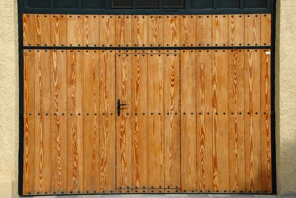 Una puerta de madera — Foto de Stock