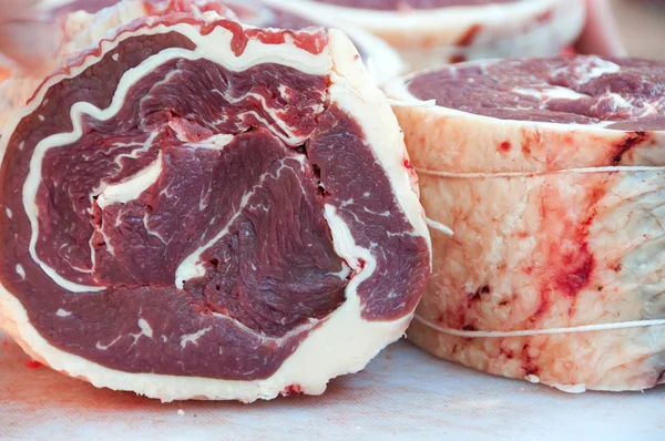 Carne de res en la carnicería — Foto de Stock