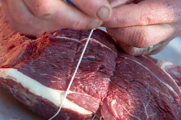 Carne de bovino no talho — Fotografia de Stock