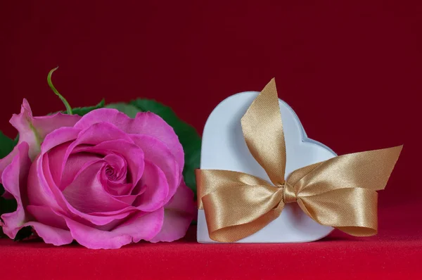 粉红色的玫瑰心形礼品盒 — 图库照片