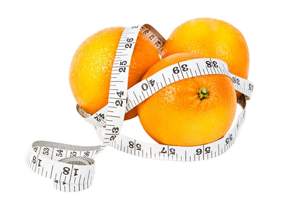 Sinaasappelen in meetlint op witte achtergrond — Stockfoto