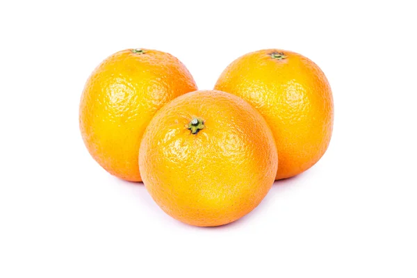 Naranjas maduras frutas aisladas sobre fondo blanco —  Fotos de Stock