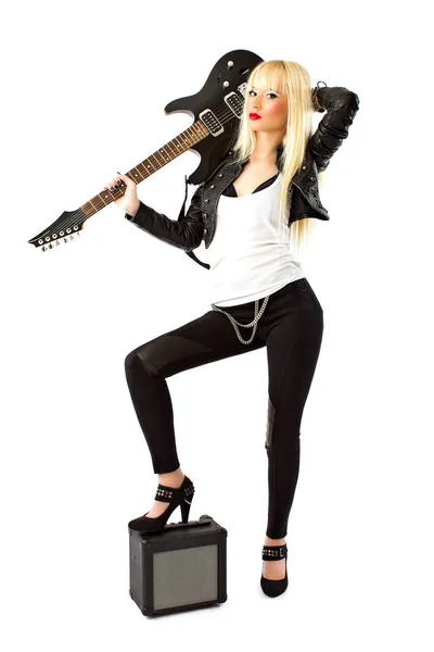 Mujer atractiva posando con guitarra eléctrica negra — Foto de Stock