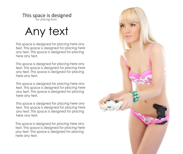 Femme sexy en lingerie rose jouer jeu vidéo avec joystick — Photo