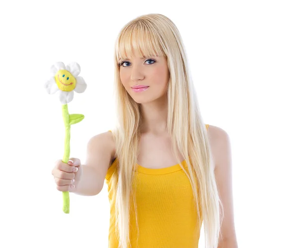 Attraktive Blondine hält Gänseblümchen aus — Stockfoto