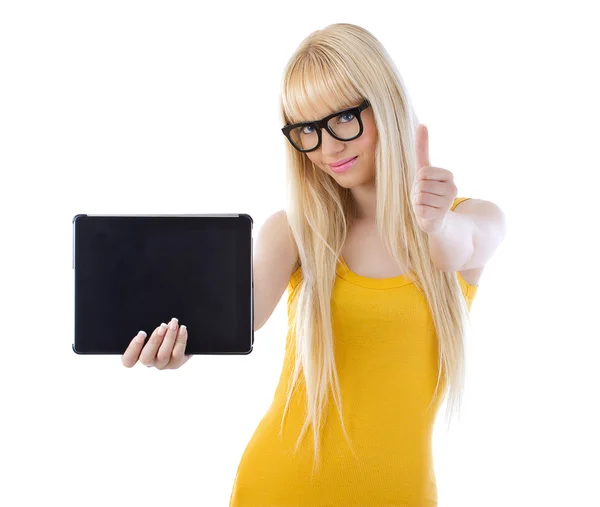 Hermosa mujer sosteniendo la tableta dando pulgares hacia arriba —  Fotos de Stock