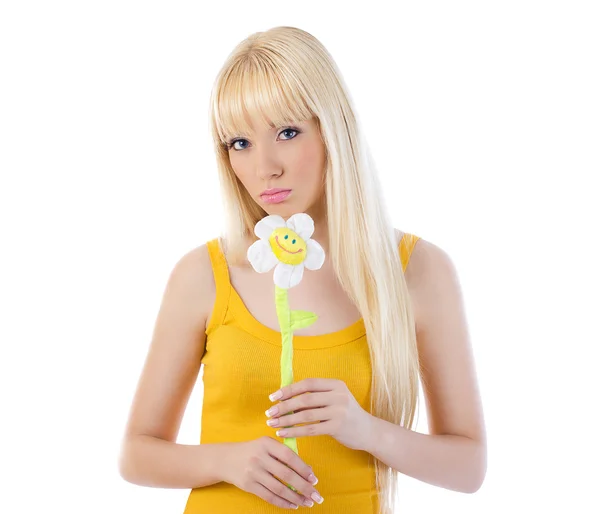 Prachtige jonge vrouw met een daisy — Stockfoto
