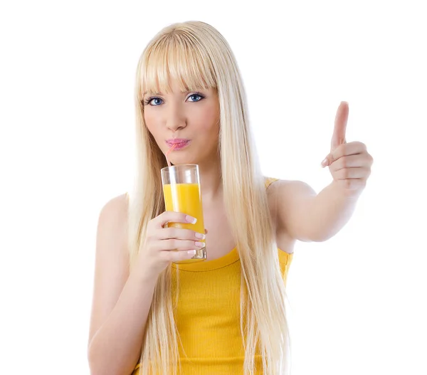 Ładna kobieta, popijając sok pomarańczowy i daje kciuk w górę — Zdjęcie stockowe