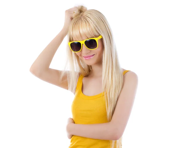 Mulher sorridente usando óculos de sol — Fotografia de Stock