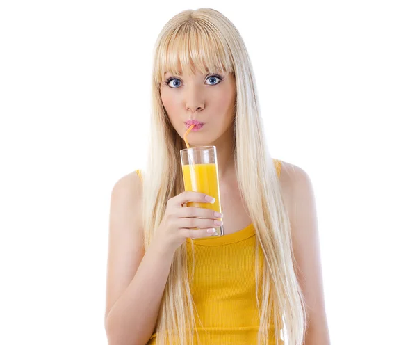 Έκπληκτος γυναίκα πίνοντας χυμό πορτοκαλιού — Φωτογραφία Αρχείου