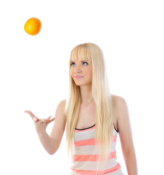 Junge Frau wirft Orangen in die Luft — Stockfoto
