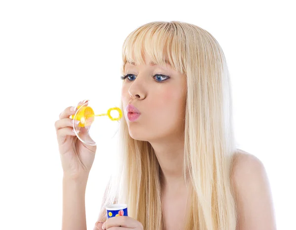 Portret van een mooie jonge vrouw blazen zeepbel — Stockfoto