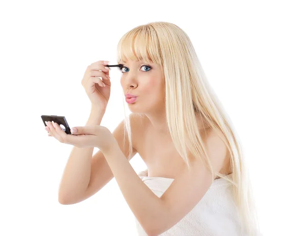Blonďatá žena dělat make-up kolem očí — Stock fotografie