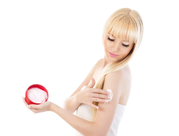 Jeune femme blonde appliquant hydratant sur sa peau — Photo