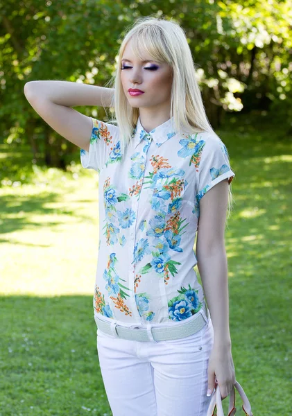 Krásná blondýnka v letním parku — Stock fotografie