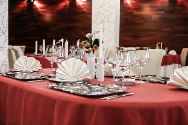 modern restoranda yemek yemek için küme tablo